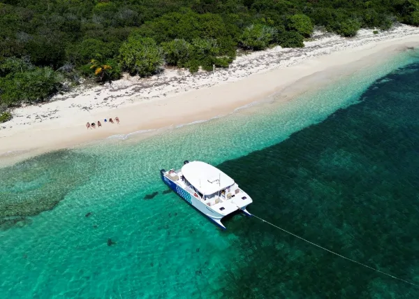 Icacos Island. Es un destino de buceo popular y de recreación, una pequeña isla totalmente natural