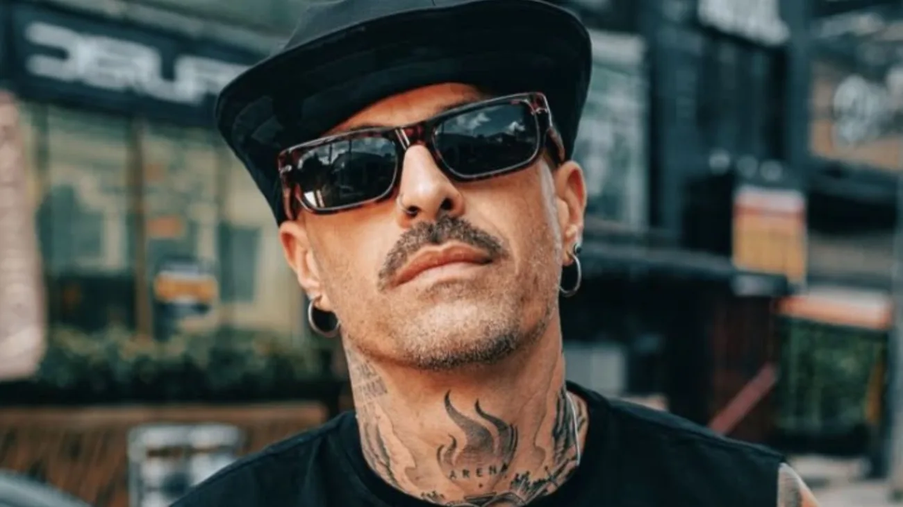 Mike Bahía lidera la salsa con “Amor a Mitad”, un éxito indiscutible