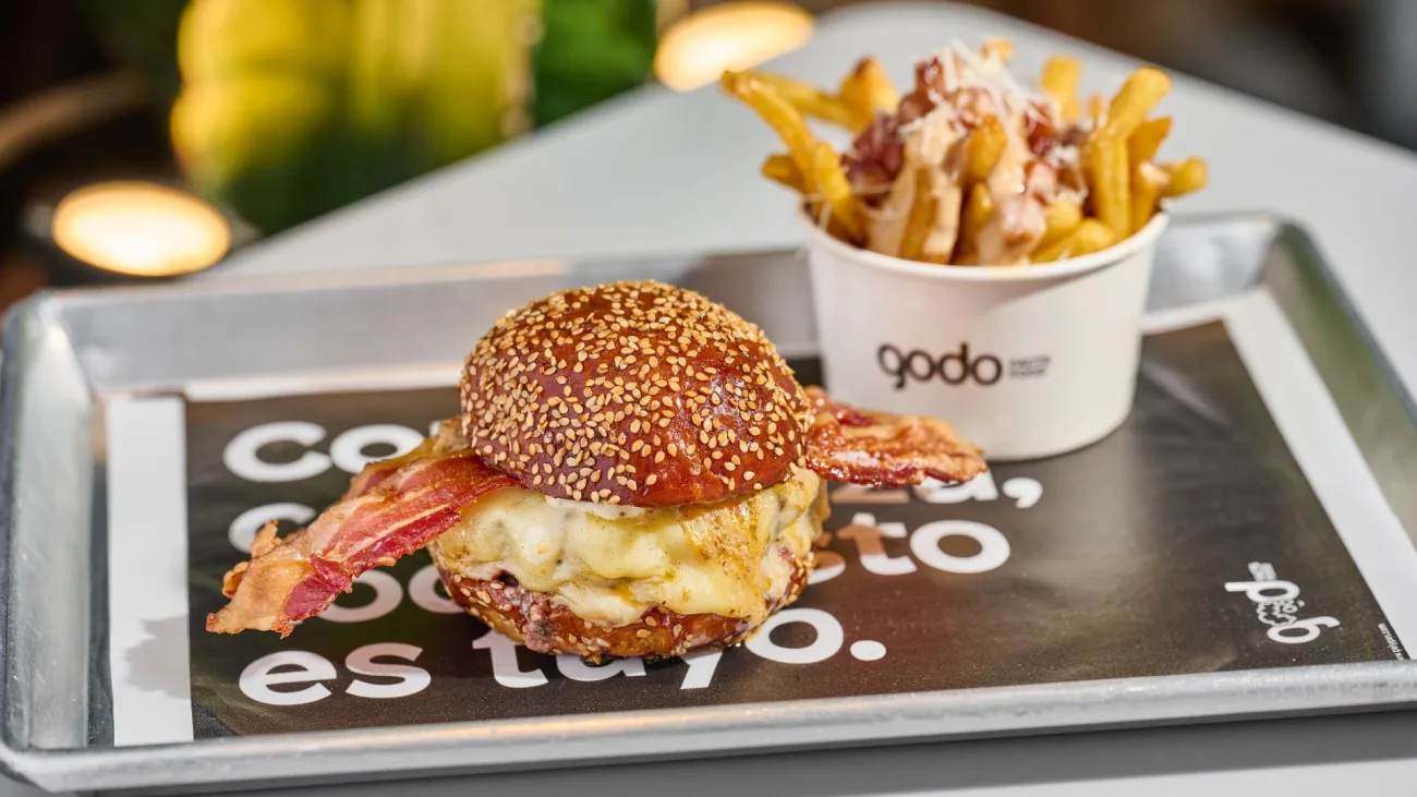 Burgerville llega a Medellín con una edición retrofuturista