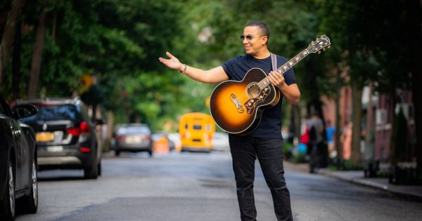 Felipe Peláez publica su primer libro autobiográfico: Un Loco Enamorado De La Vida