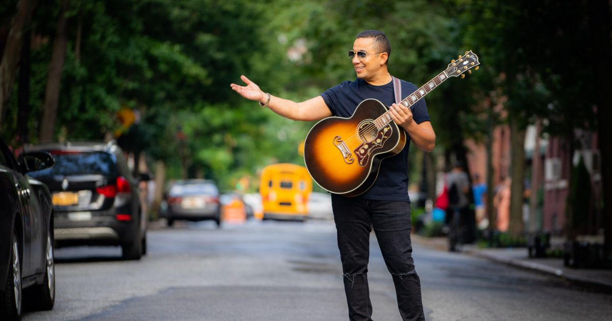 Felipe Peláez publica su primer libro autobiográfico: Un Loco Enamorado De La Vida
