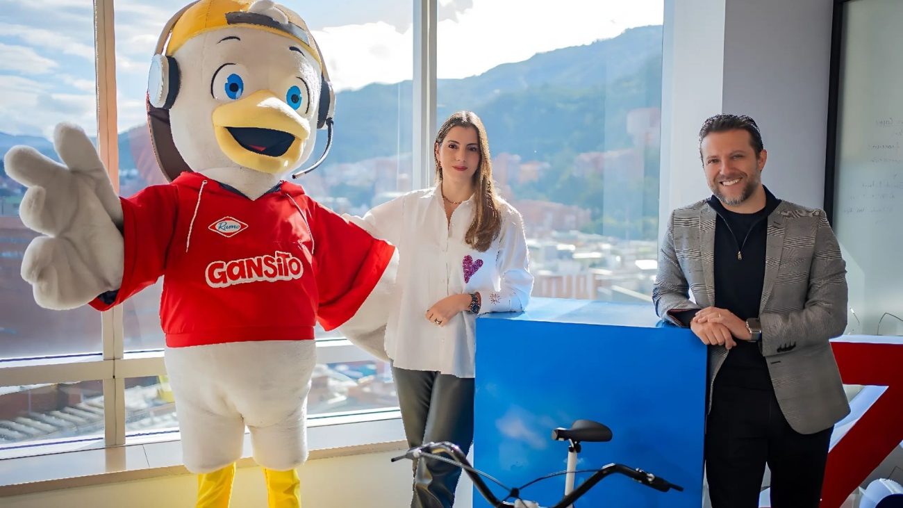 75.000 colombianos podrán acceder gratuitamente a capacitación en inteligencia artificial y computación en la nube durante 2025, según anunció una alianza entre la empresa Productos Ramo y Amazon Web Services (AWS).