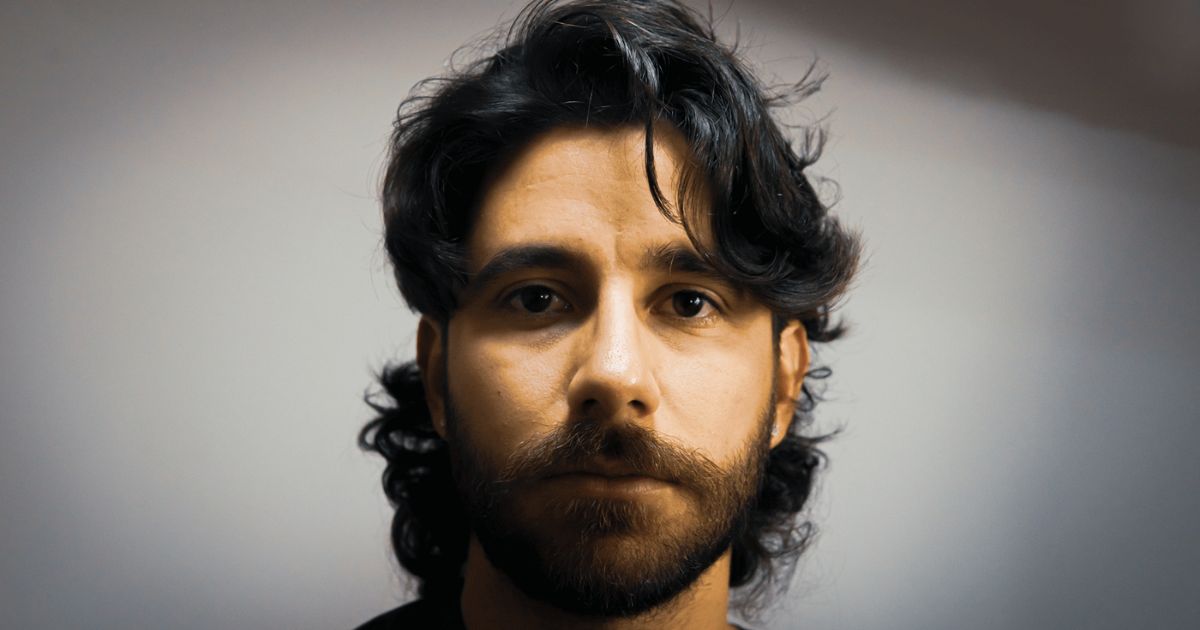 Farid Abauat presenta Manos Vacías, una reflexión pop sobre el amor y la inseguridad