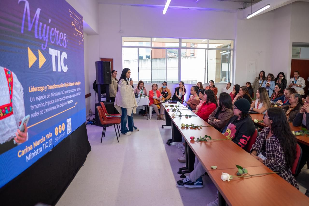 Inteligencia artificial para impulsar el liderazgo femenino y fortalecer las habilidades digitales en Colombia