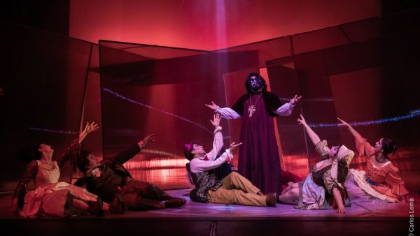 Escena teatral del Festival de Clásicos en Teatro Libre Bogotá con actores en puesta dramática iluminada en rojo