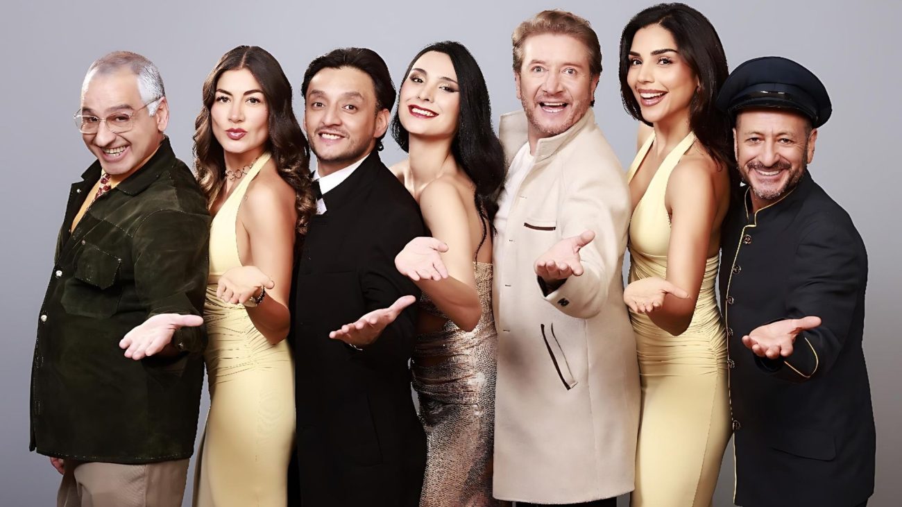 Róbinson Díaz junto al elenco completo de la obra 'Más Que Amigos' en el Teatro Libre de Chapinero, Bogotá. De izquierda a derecha: Alberto Barrero, Laura Barjum, Juan Pablo Barragán, Mariana Morales, Róbinson Díaz, Claudia Arciniegas y Walther Luengas.