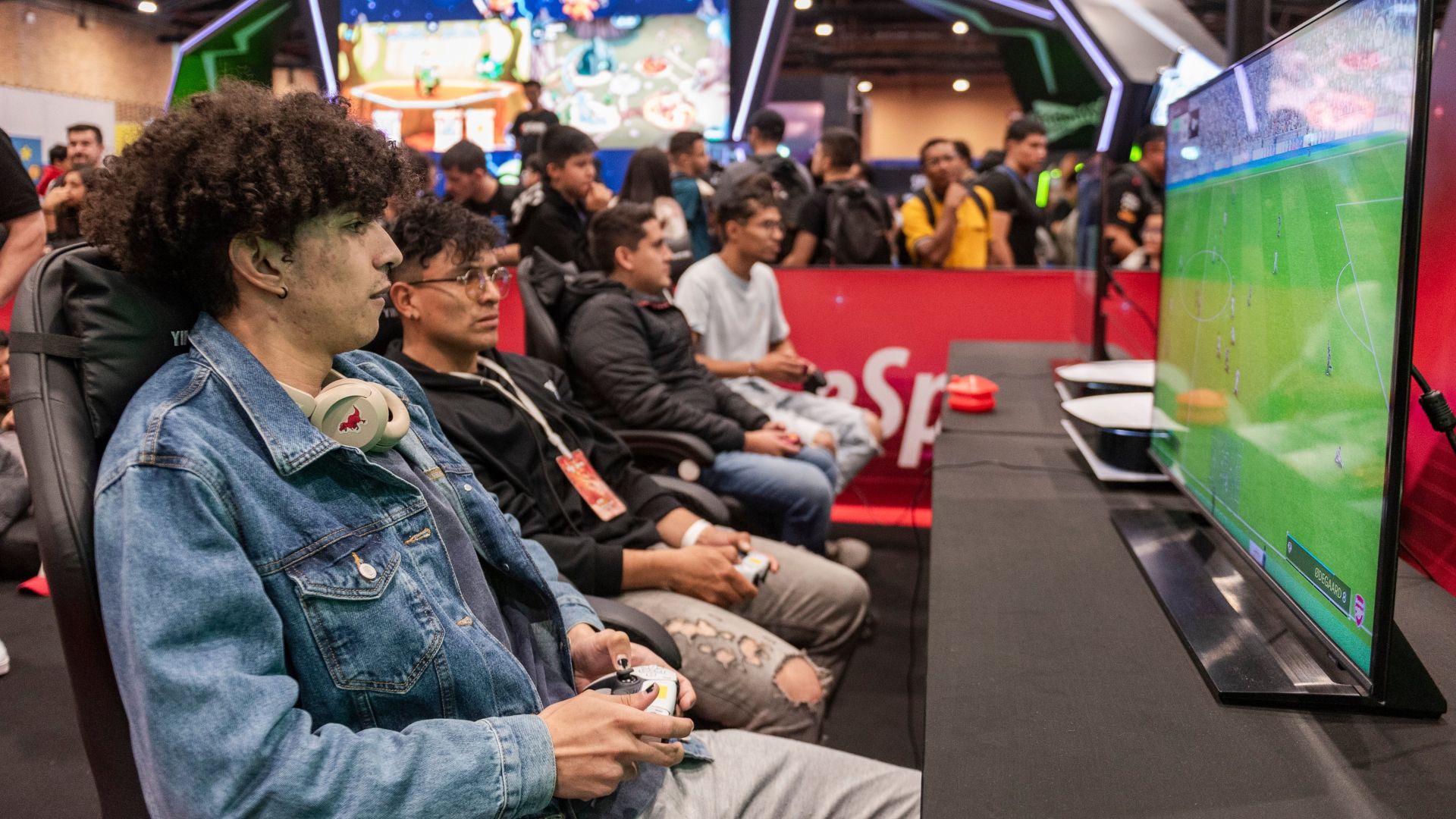 Jóvenes participando en torneo de videojuegos durante SOFA 2025 en Corferias, el evento tech más grande de Bogotá con cobertura de Canal Trece