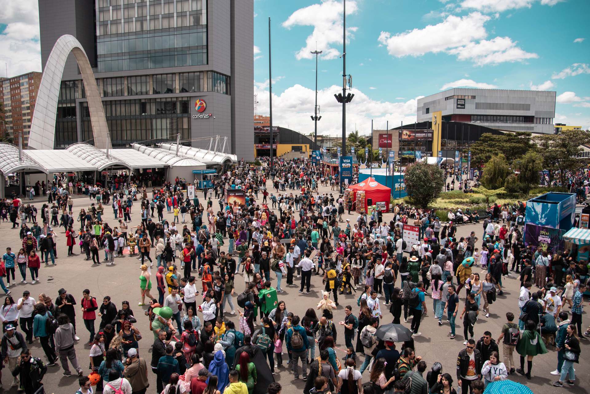 Miles de visitantes disfrutando SOFA 2025 en Corferias Bogotá, el festival de tecnología y entretenimiento digital más importante de Colombia