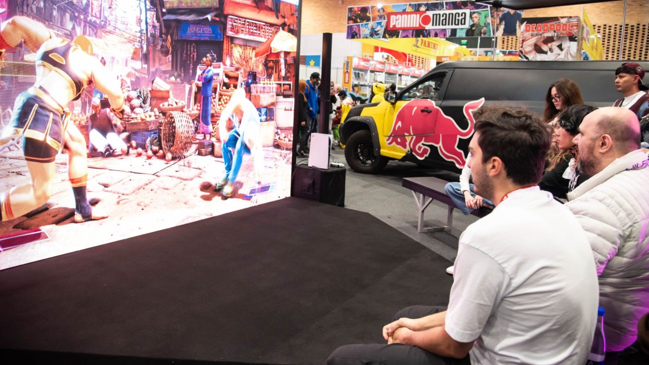 Visitantes experimentando simuladores de carreras y videojuegos inmersivos en SOFA 2025 Corferias, evento cubierto por Canal Trece