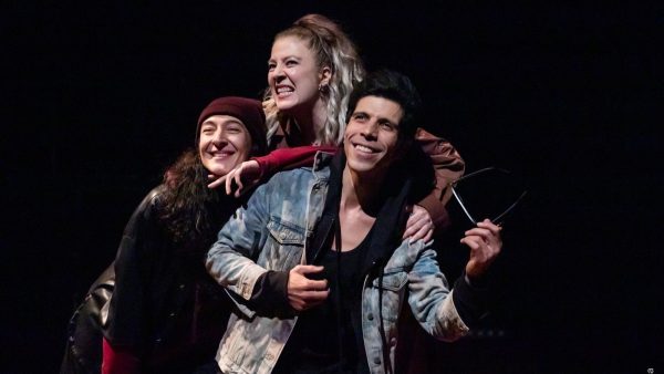 Actores de la obra El triángulo de los Bermúdez en escena en el Teatro Libre de Bogotá, interpretando personajes de la compañía Quinta Picota dirigida por Iván Carvajal