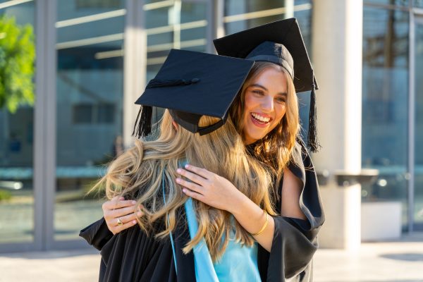 El Pasaporte al Éxito Global: Adelaide University (Top 100 Mundial) ofrece el Mejor Retorno de Inversión y Prácticas Laborales en Australia