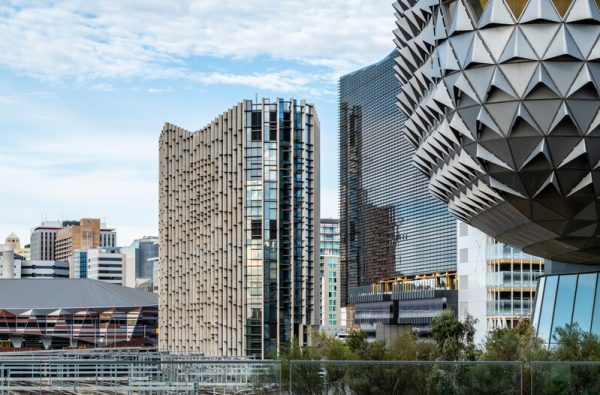 El Pasaporte al Éxito Global: Adelaide University (Top 100 Mundial) ofrece el Mejor Retorno de Inversión y Prácticas Laborales en Australia