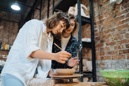 Descubra los festivales y talleres de artesanos que se realizan cerca de la capital