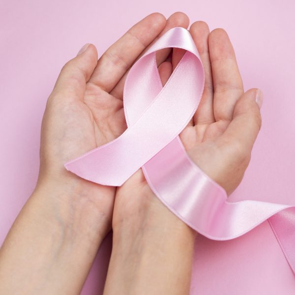 Día Mundial contra el Cáncer de Mama y figuras influyentes en la salud colombiana