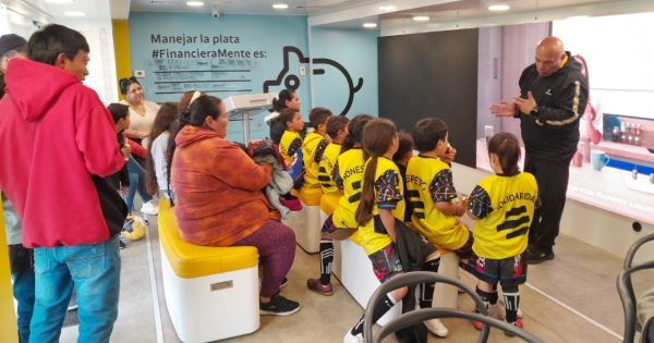 El Bus Escuela renueva su ruta para llevar educación financiera al país