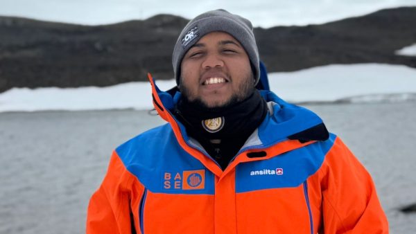 Un colombiano en la Antártida: la investigación que alertó sobre moscas invasoras en el continente blanco