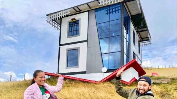 Patasparriba Sumercé, la casa al revés que sorprende a los turistas en Tota, Boyacá