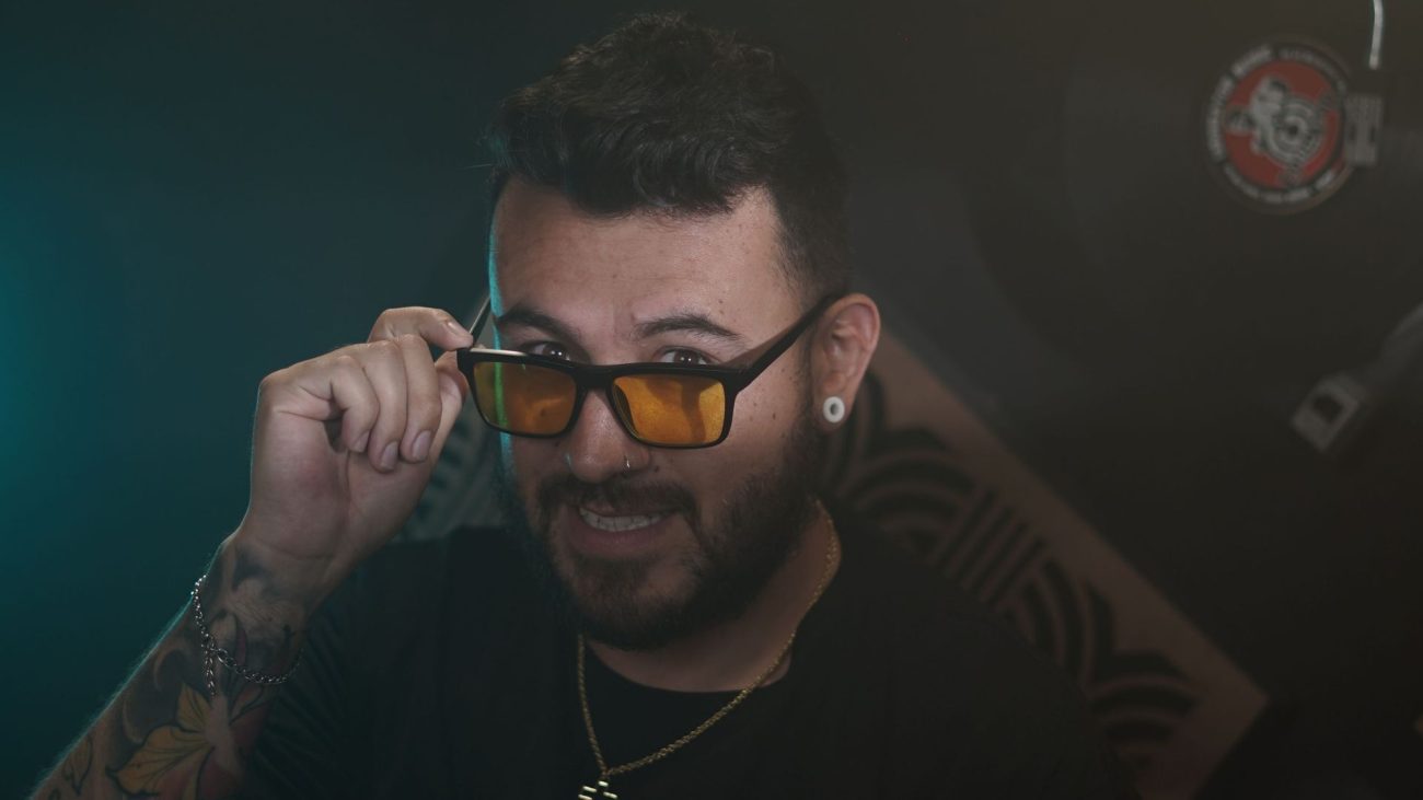 Checho Sasa lanza Pa Qué?, un EP caribeño que celebra el amor y la vida