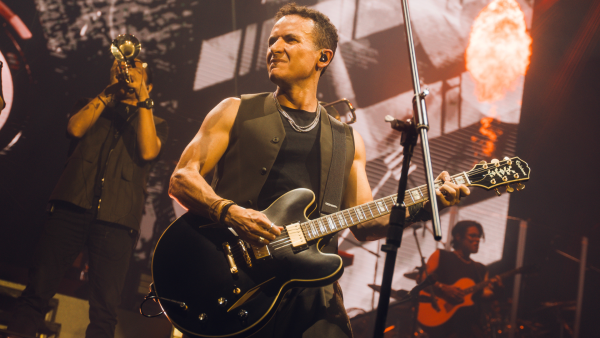 Fonseca lanza el videoclip en vivo de “Por Toda La Vida” con imágenes del Tropicalia Tour