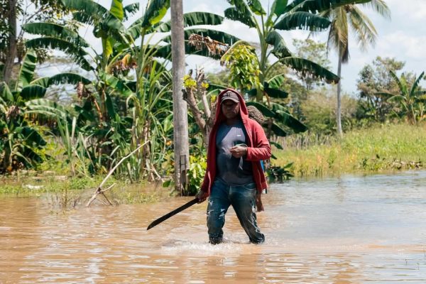 Gobierno declara estado de emergencia económica en ocho departamentos por inundaciones
