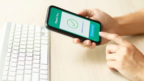 Validación de identidad financiera llega a WhatsApp y reduce fricción en la banca