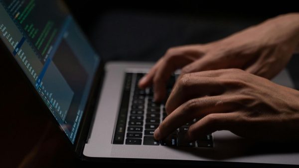 Violencia digital contra las mujeres aumenta en Colombia y la inteligencia artificial amplifica los ataques