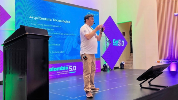 Asistentes participan en Colombia 5.0 en Manizales, evento sobre innovación, tecnología y transformación digital en Colombia.