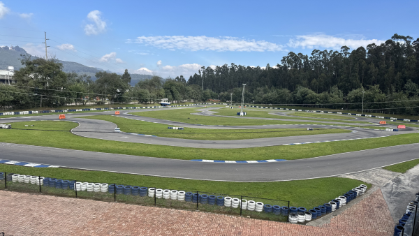 Participantes y organizadores de Última Vuelta Fest 2026 en el kartódromo Juan Pablo Montoya.