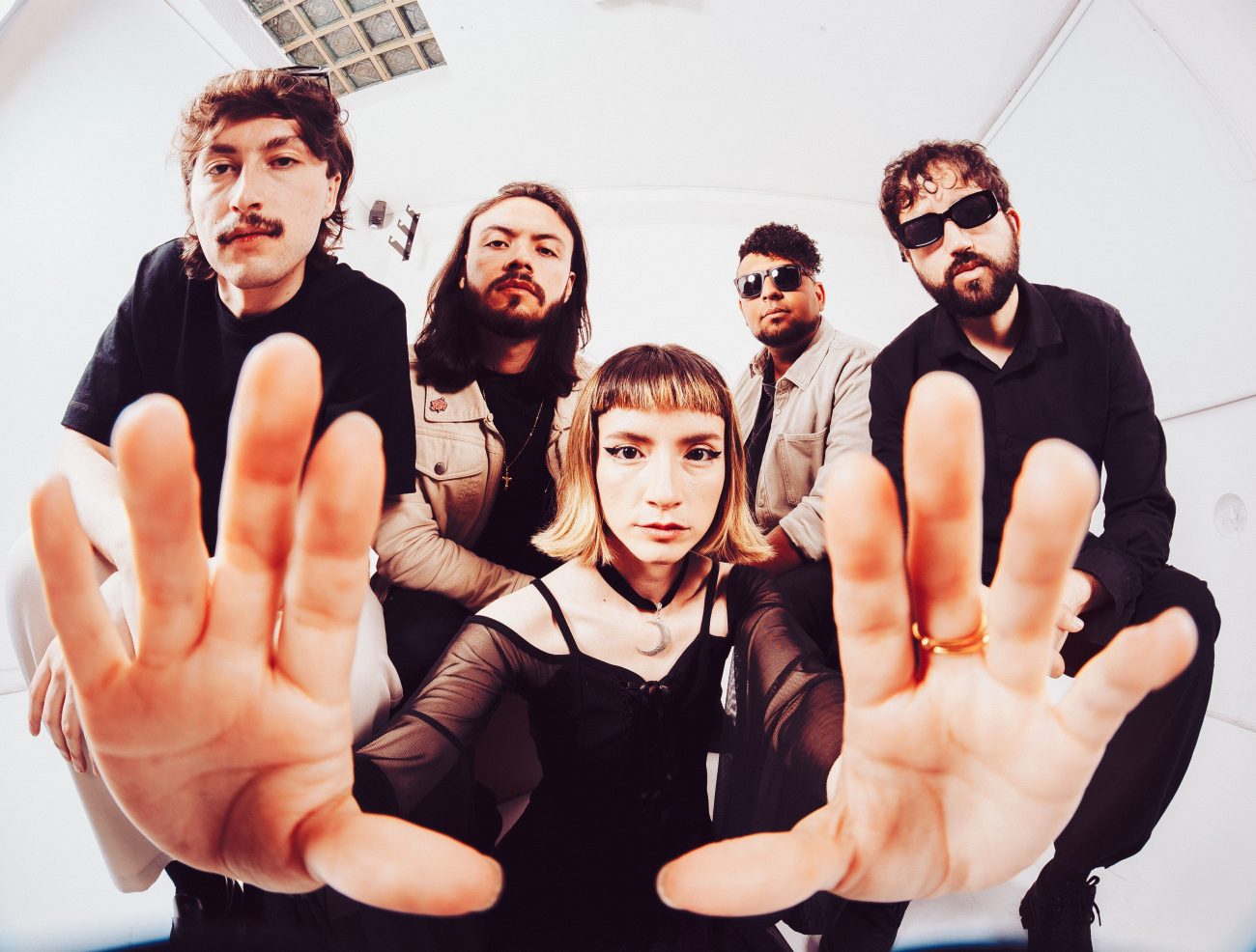 DEGLORIAN debuta con TODO SE DERRUMBA, su álbum más emocional