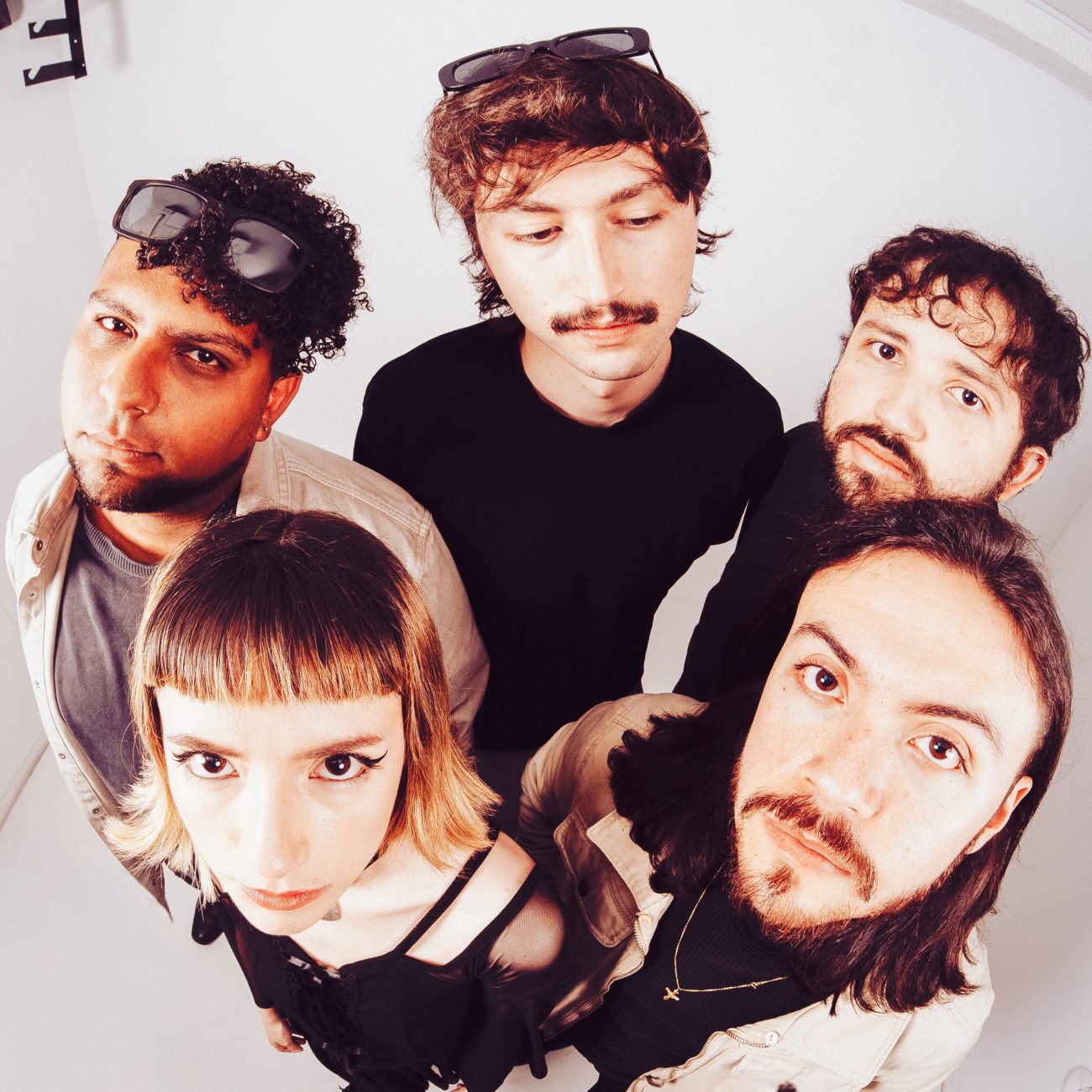 DEGLORIAN debuta con TODO SE DERRUMBA, su álbum más emocional