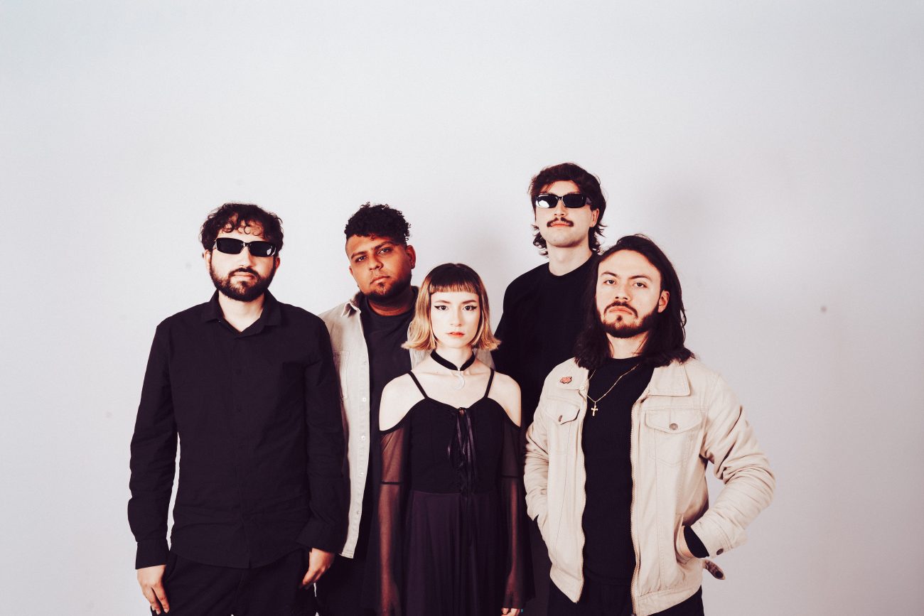 DEGLORIAN debuta con TODO SE DERRUMBA, su álbum más emocional