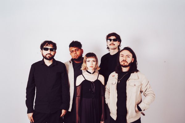 DEGLORIAN debuta con TODO SE DERRUMBA, su álbum más emocional