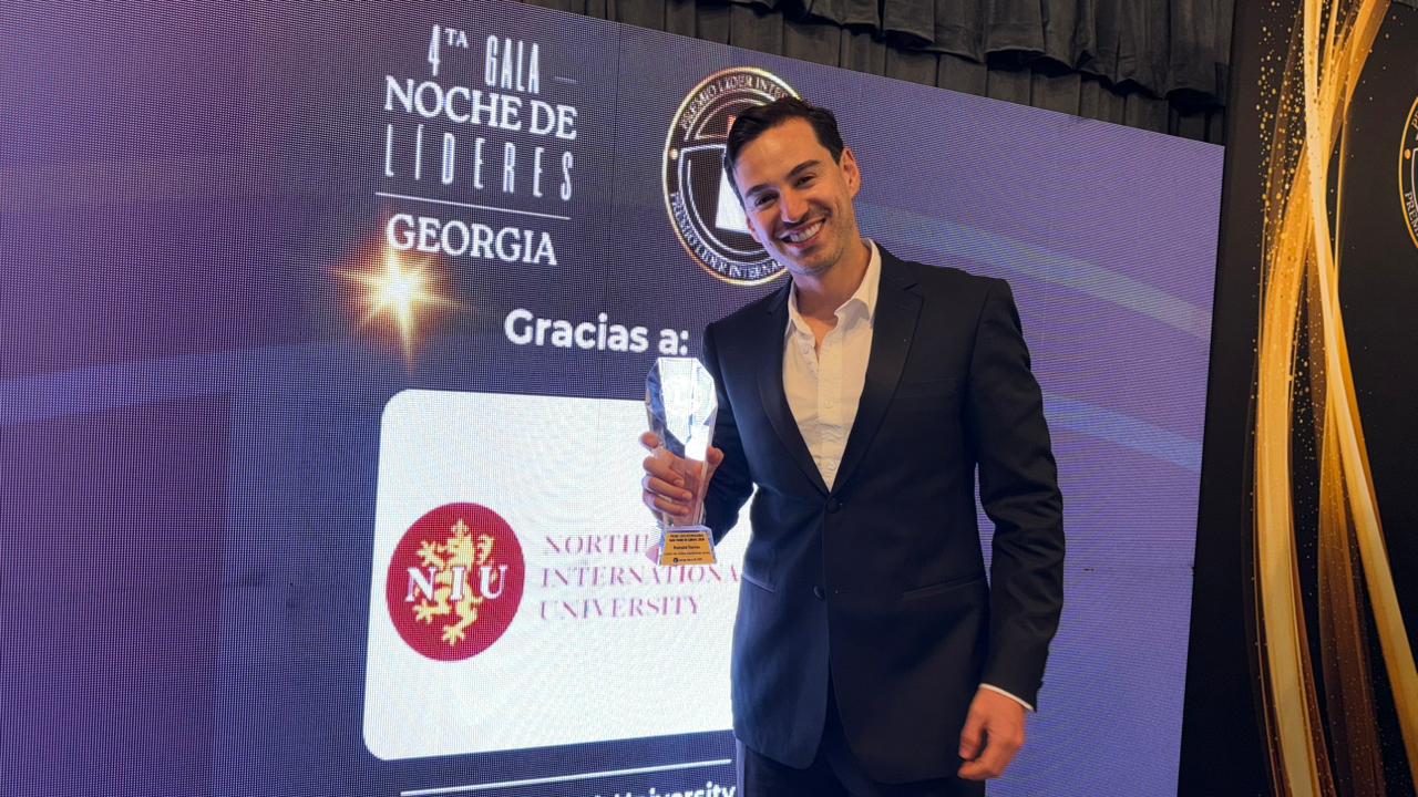Ronald Torres gana premio internacional en artes escénicas
