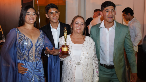 Los Escachaitos arrasan en los Premios India Catalina 2026 con Fanpesinos II