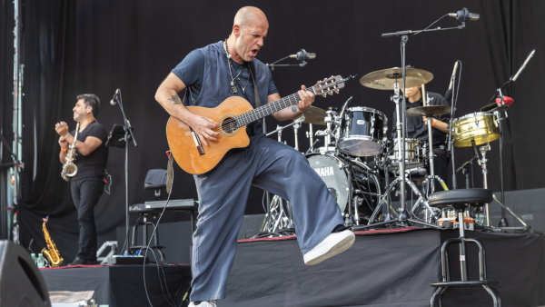 GianMarco Laura Pausini Bogotá durante la interpretación de Hoy en concierto.