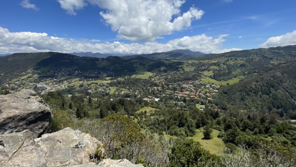 Sendero La Serrana en La Calera, iniciativa de bienestar, naturaleza e impacto social en el Día del Árbol.