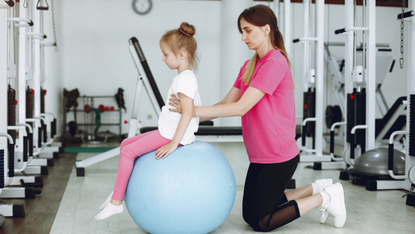 Discapacidad motora infantil y rehabilitación pediátrica para mejorar movilidad e inclusión en Colombia.