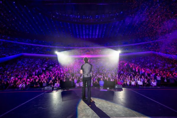 Fonseca logra sold out en el Auditorio Nacional y cierra su “Tropicalia Tour”
