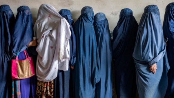 El silencio forzado de Afganistán: El año en que las mujeres perdieron el derecho a existir en público