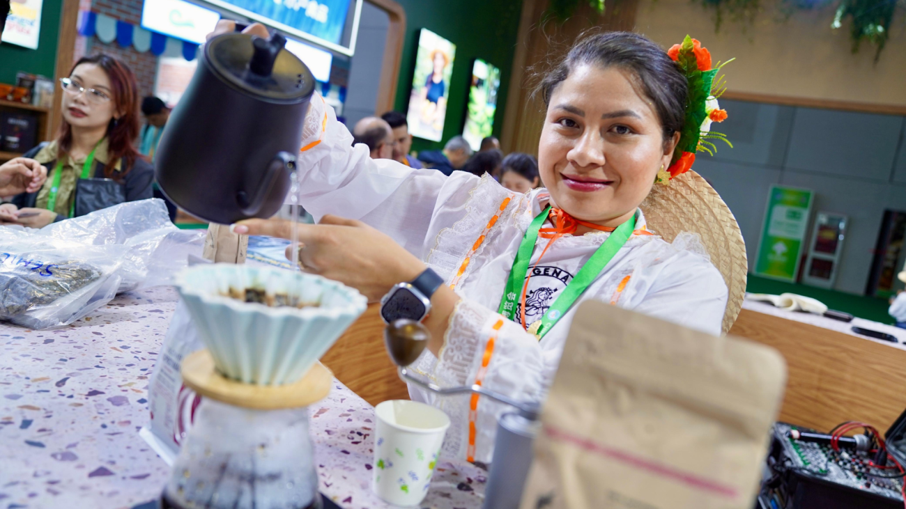 Agroferia Cafés de mi Tierra en Planadas, Tolima, con productores cafeteros, catación y mercado campesino.