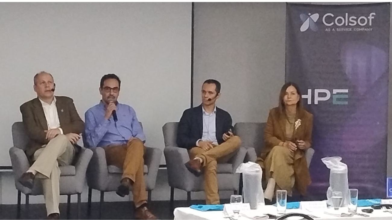 IA en empresas antioqueñas durante encuentro de Colsof en Medellín sobre transformación digital y gobernanza tecnológica.