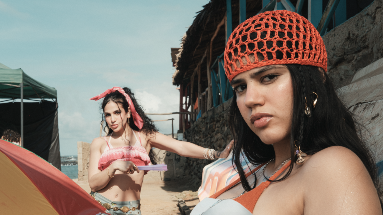 Mari La Carajita y Manira presentan Pida la bendición, una salsa con carácter e identidad latina.