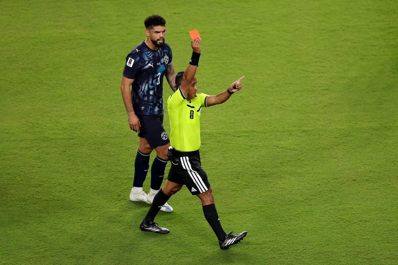 Miguel Almirón, expulsado por taparse la boca en el Mundial 2026