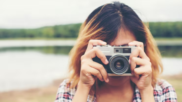 Cámaras digitales compactas: la tendencia retro que está conquistando a la generación Z