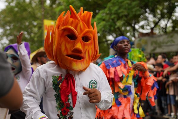 Neiva se desborda de alegría: El Gran Desfile Folclórico Nacional engalana las calles en el cierre del San Pedro