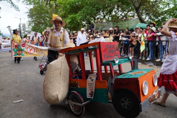 Neiva se desborda de alegría: El Gran Desfile Folclórico Nacional engalana las calles en el cierre del San Pedro