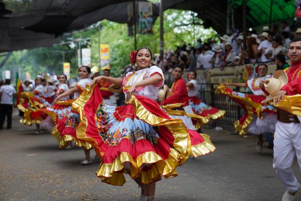 Neiva se desborda de alegría: El Gran Desfile Folclórico Nacional engalana las calles en el cierre del San Pedro