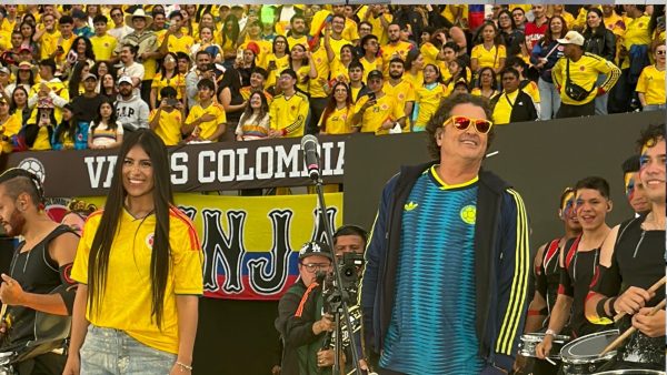 La nariñense María Fuell canta junto a Carlos Vives en El Campín para despedir a la Selección Colombia