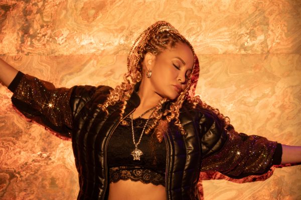 Amneliz presenta "Na de Na", un himno de empoderamiento femenino