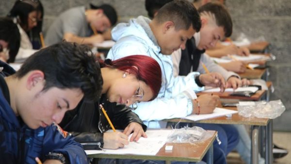 Más de 3.000 estudiantes de Bogotá se preparan para la prueba Saber 11